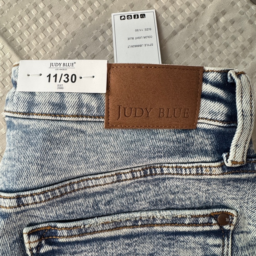 Judy Blue Light Acid Wash Wide Leg Jeans - Picture 4 of 10